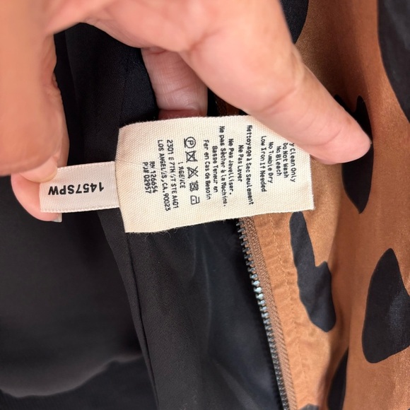 New! L’AGENCE Ollie Cheetah‎ Silk Bomber Jacket Leopard Camel/Black Size Large - Picture 15 of 16